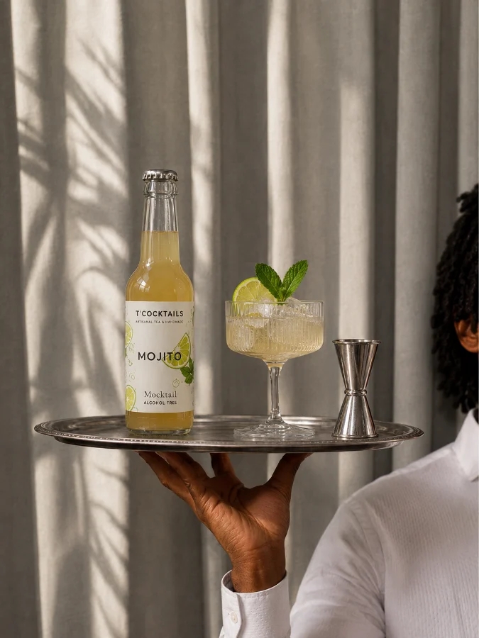 Service du T’COCKTAILS Mojito sur un plateau avec un cocktail