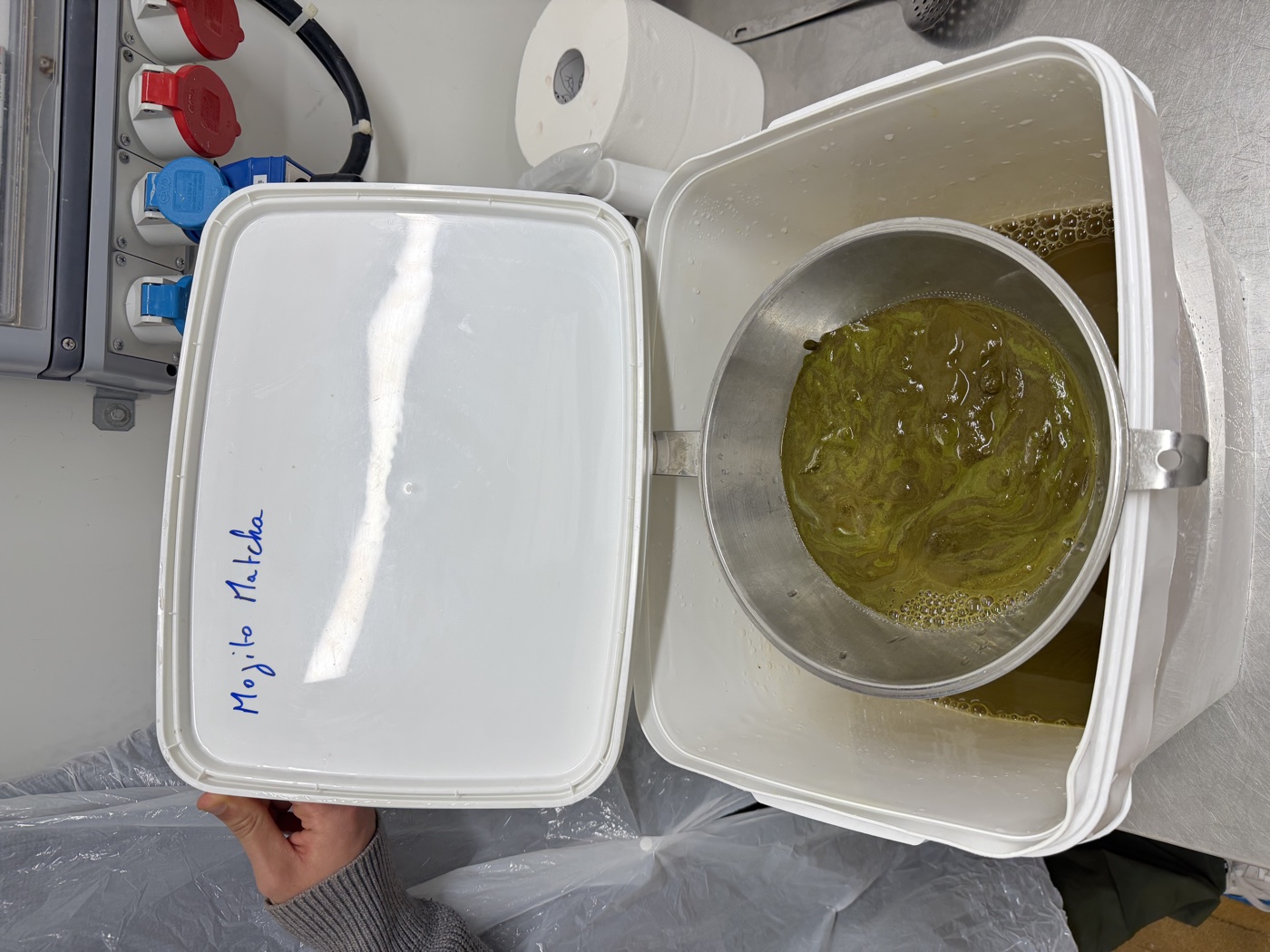 Préparation artisanale du Mojito Matcha T’COCKTAILS en production
